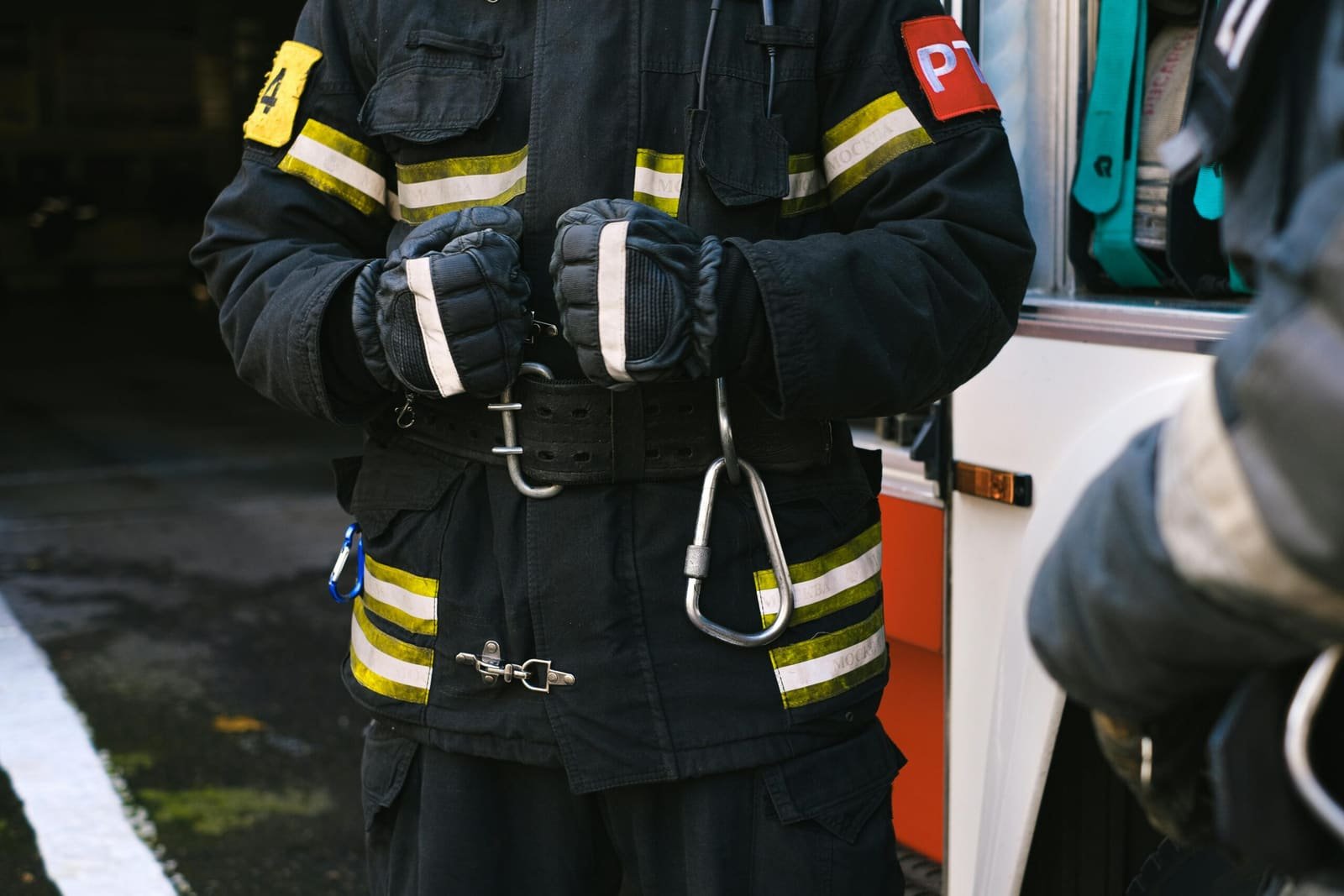 Engenheiro conferindo conformidade de segurança contra incêndio